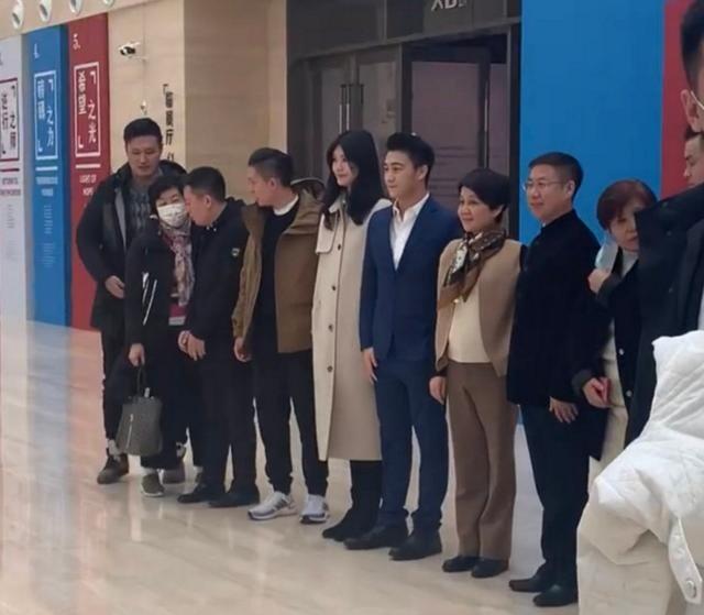 奚梦瑶与四太罕见同框,站得拘谨笔挺如同军训站姿,何猷君很严肃休闲区蓝鸢梦想 - Www.slyday.coM 奚梦瑶与四太罕见同框,站得拘谨笔挺如同军训站姿,何猷君很严肃休闲区蓝鸢梦想 - Www.slyday.coM