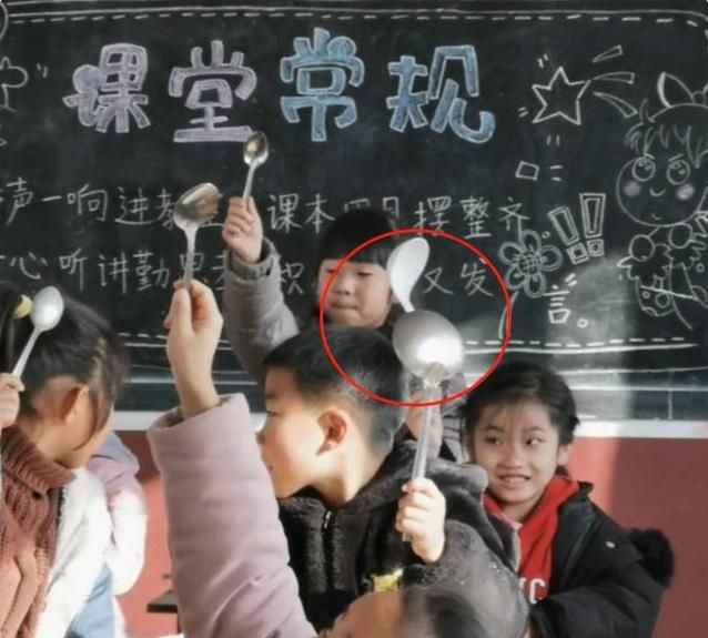 老师给学生买蛋糕,要求孩子带个勺,网友:后面那两位同学过分了休闲区蓝鸢梦想 - Www.slyday.coM 老师给学生买蛋糕,要求孩子带个勺,网友:后面那两位同学过分了休闲区蓝鸢梦想 - Www.slyday.coM