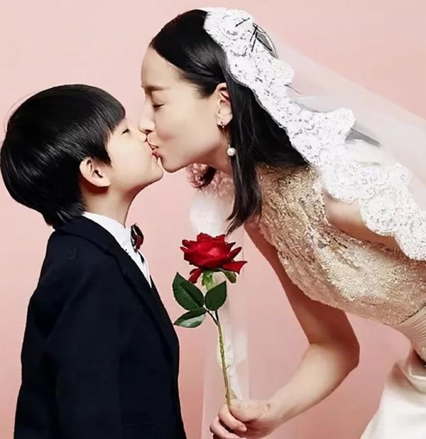 董洁和儿子拍婚纱照亲昵动作惹争议越界亲情多可怕
