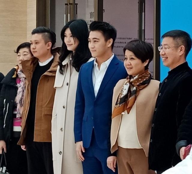 奚梦瑶与四太罕见同框,站得拘谨笔挺如同军训站姿,何猷君很严肃休闲区蓝鸢梦想 - Www.slyday.coM 奚梦瑶与四太罕见同框,站得拘谨笔挺如同军训站姿,何猷君很严肃休闲区蓝鸢梦想 - Www.slyday.coM