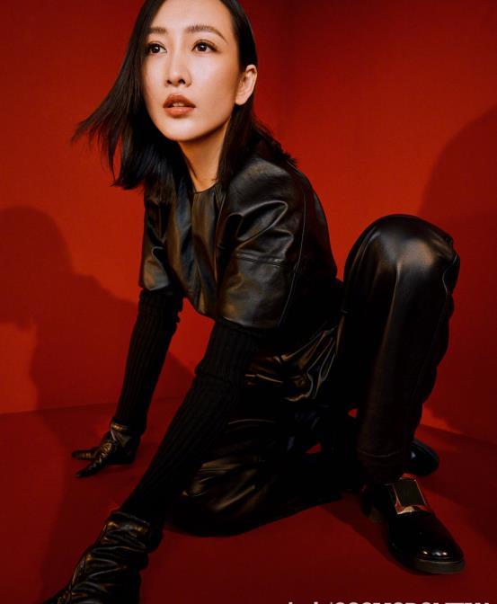 王鸥身穿皮衣展现过人的表现力,像极了女特务