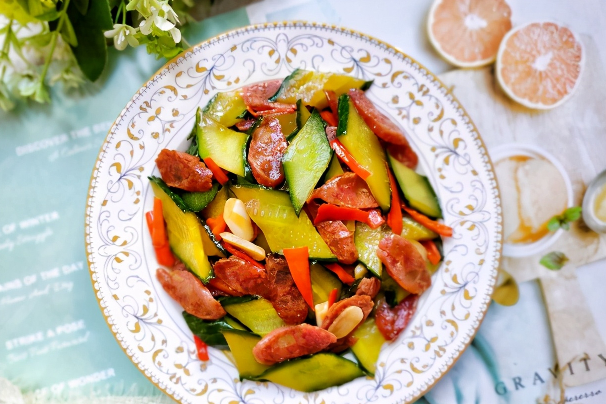 超级好吃下饭的黄瓜炒腊肠,咸鲜可口