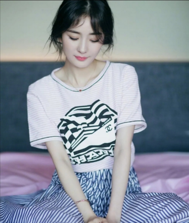 杨幂这款中分刘海发型年轻10岁满满少女感自然又可爱