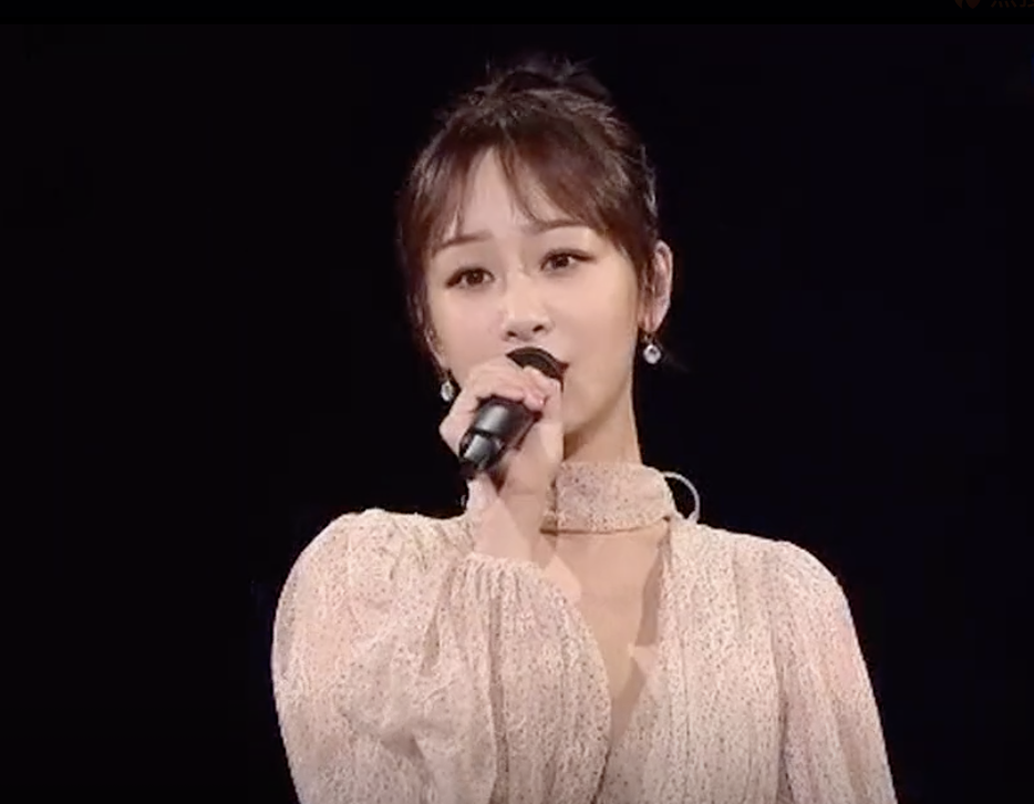 要知道,在看到肖战的前一秒,杨紫还在认真唱歌,表情也较为平静淡定.