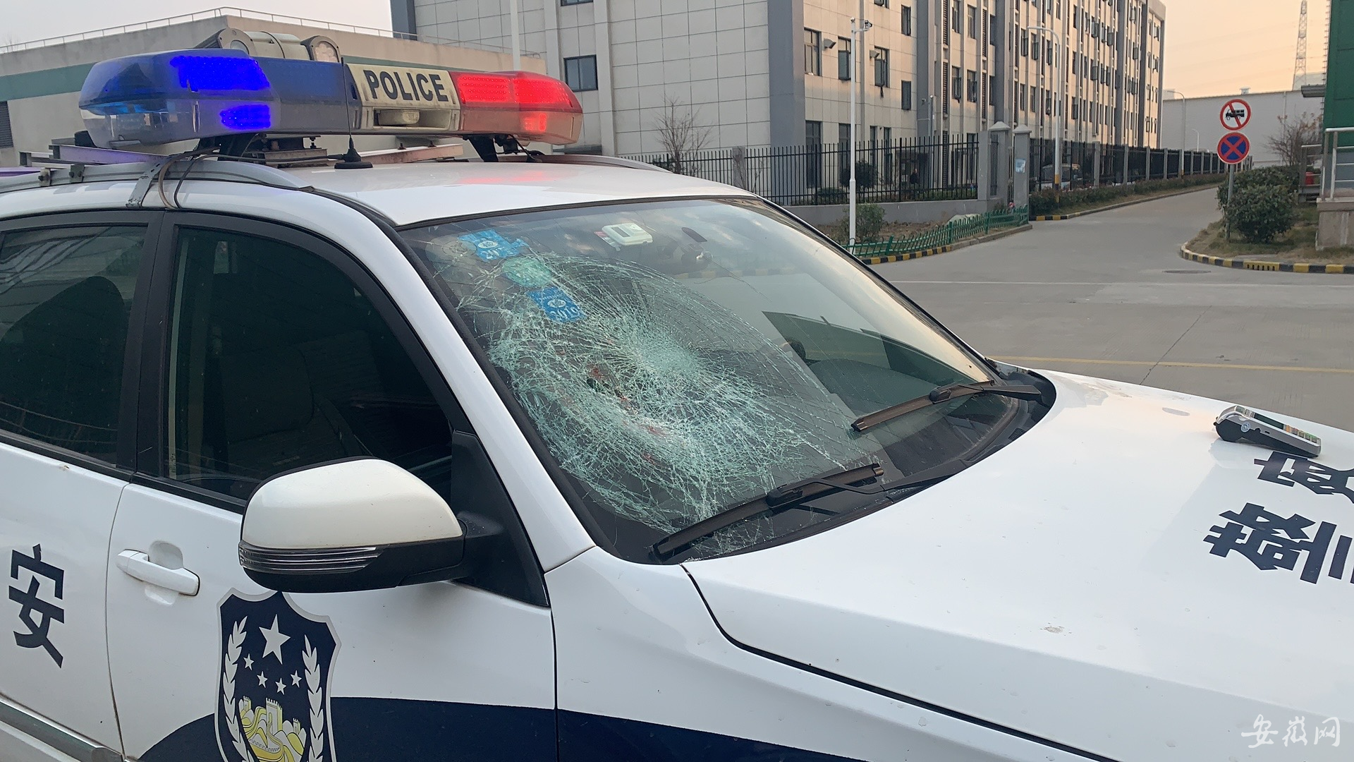 芜湖一男子醉酒驾驶出事故 现场大闹砸坏警车