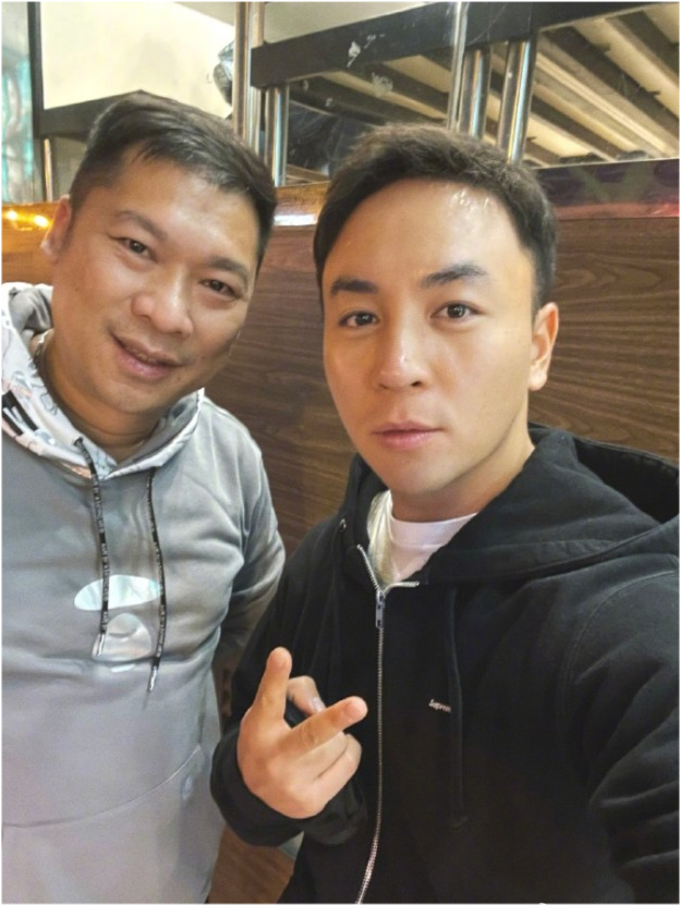 释小龙与导演合影晒素颜比剪刀手高发际线抢镜无滤镜容貌大变