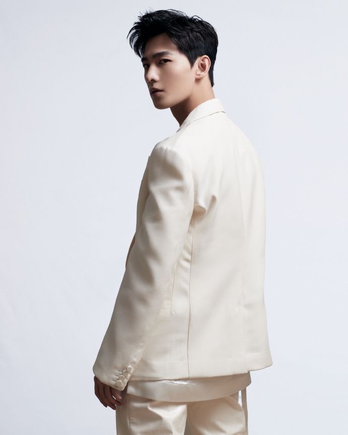 杨洋奶白色西装造型帅气剑眉星目光影下似白马王子