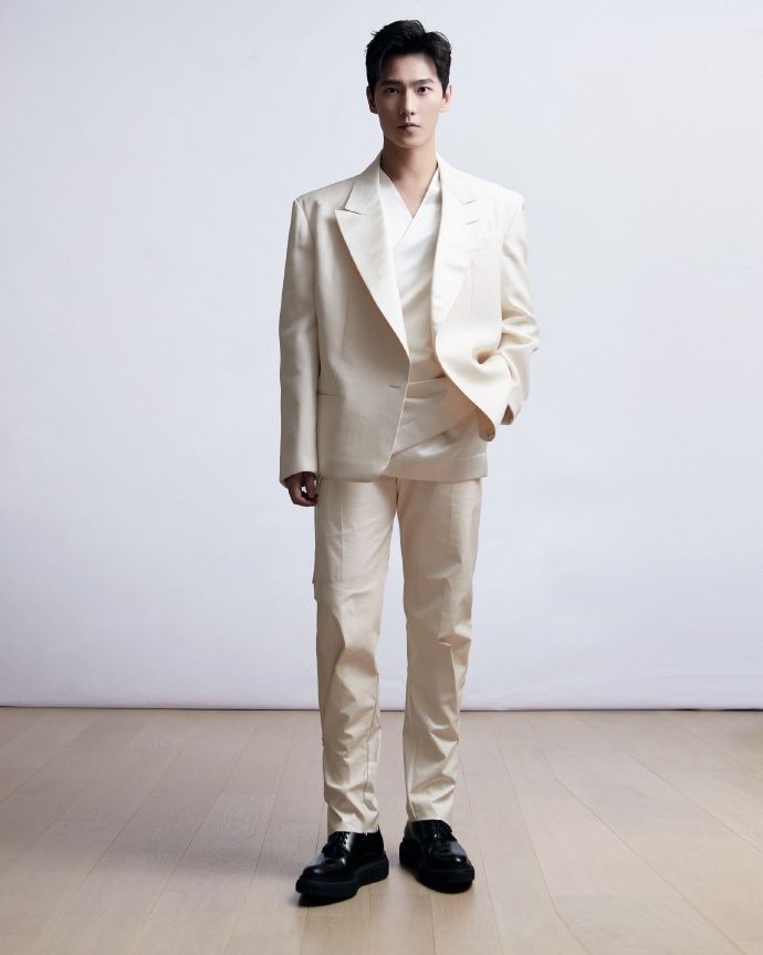 杨洋奶白色西装造型帅气剑眉星目光影下似白马王子