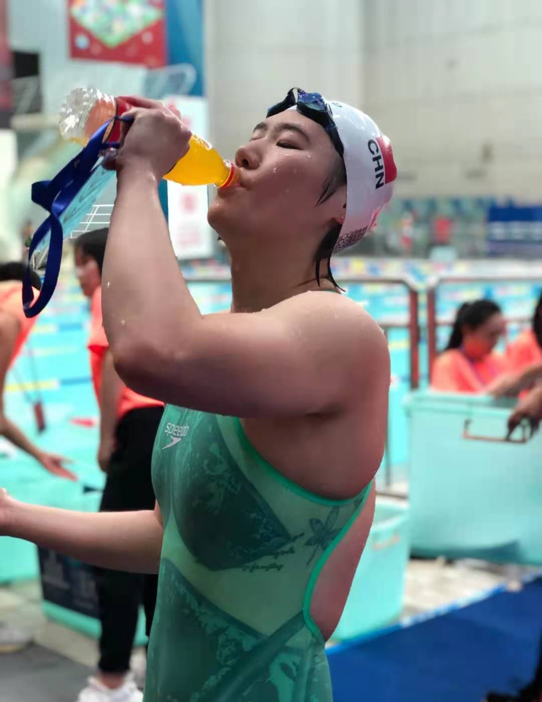 游泳运动员叶诗文生活照身材纤细网友穿衣显瘦脱衣有肉