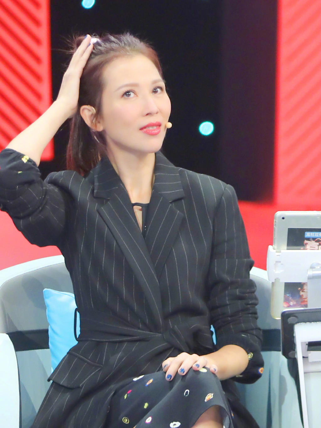 47岁蔡少芬好酷,黑色羽绒配骑士靴保暖帅气,卫衣配格纹裤好俏