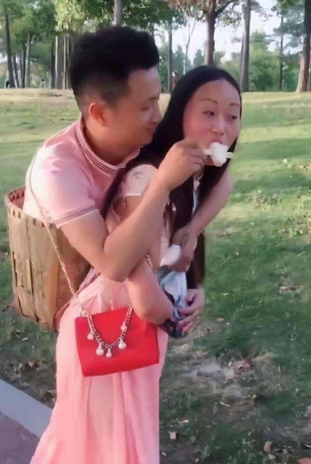 网红"连体夫妻":真情抵不过现实,男子另寻新欢,苦留断臂妻带娃