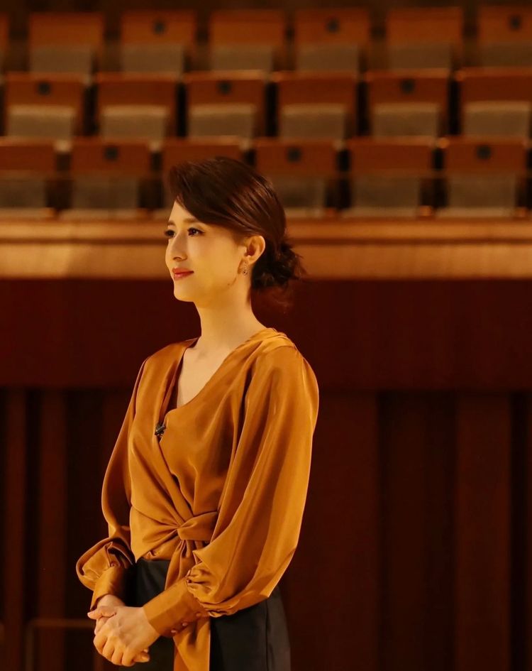 央视女神张蕾生娃后依旧惊艳重返18岁原来骨子里就是美女