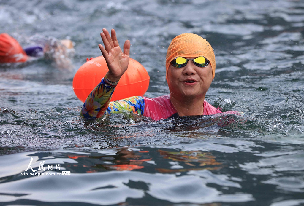 湖南张家界:冬泳爱好者逐浪山水间