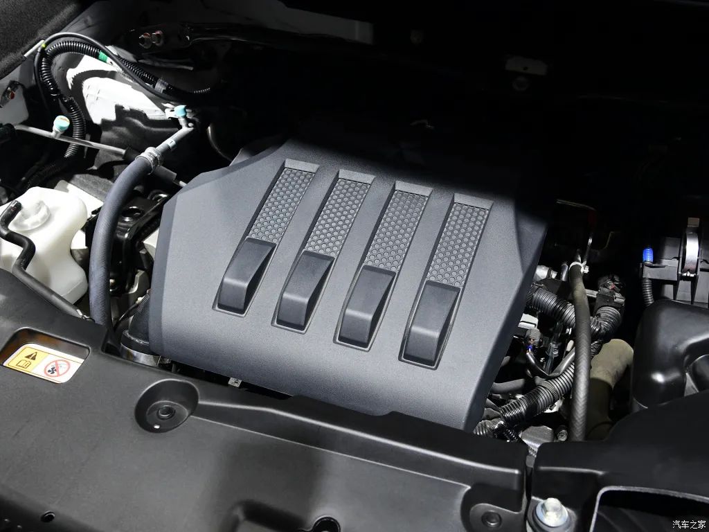 三菱4b40发动机,最大功率为125kw,最大扭矩250n·m.