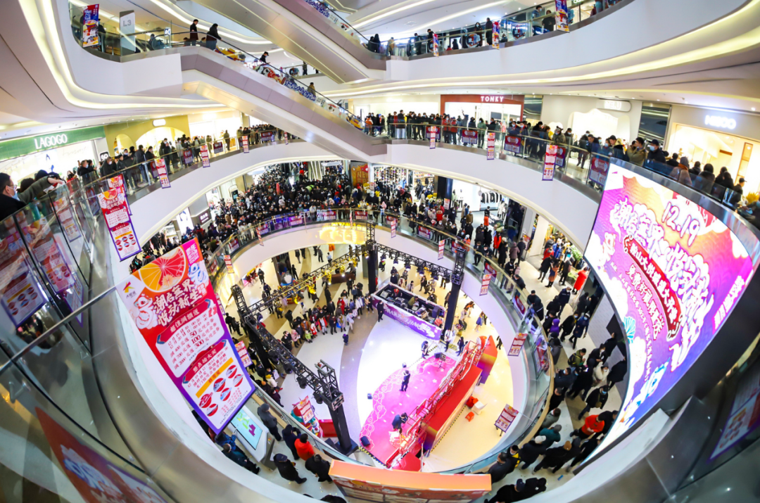 人气ip巨型喵星人吾皇万睡首降鞍山,通过ip的自有粉丝助力商场客流,以