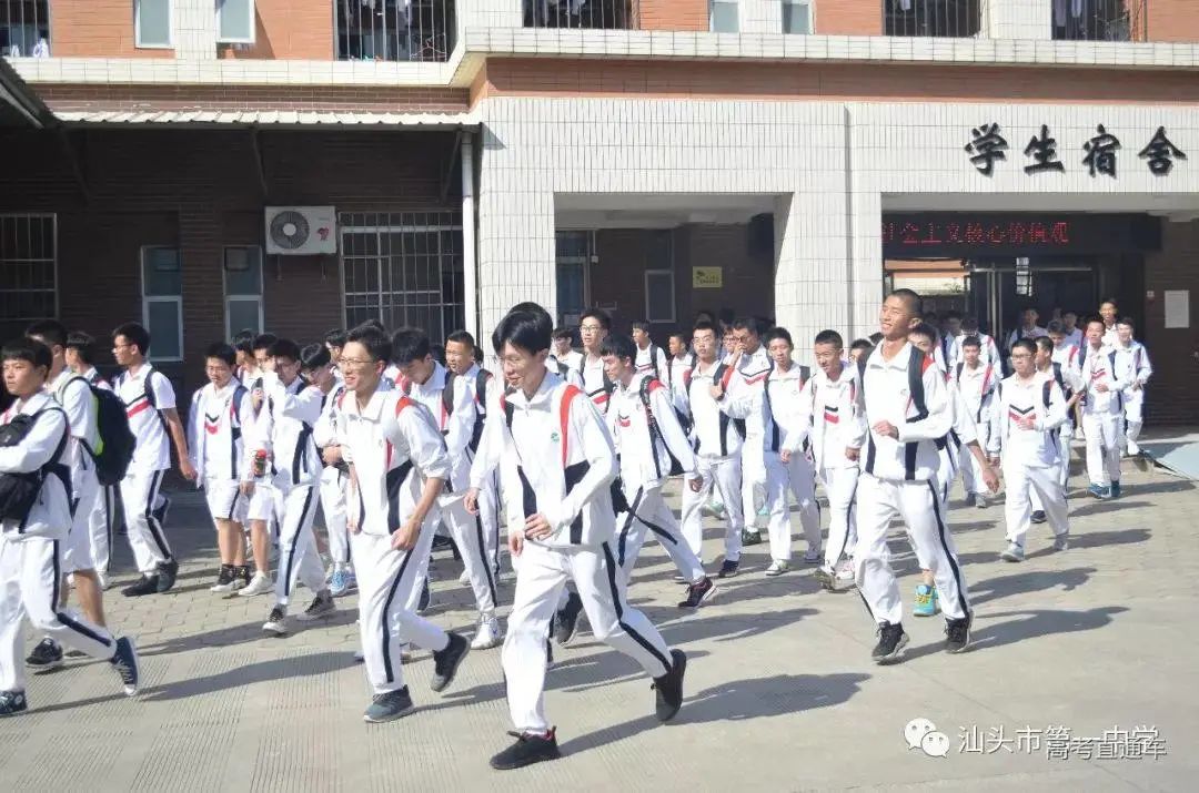 汕头市第一中学相信走在大街上如果看到有身着粉色校服的学生,那几乎