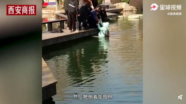 江苏一女子踩空坠湖因羽绒服漂浮被救，网友：大难不死必有“厚服”休闲区蓝鸢梦想 - Www.slyday.coM