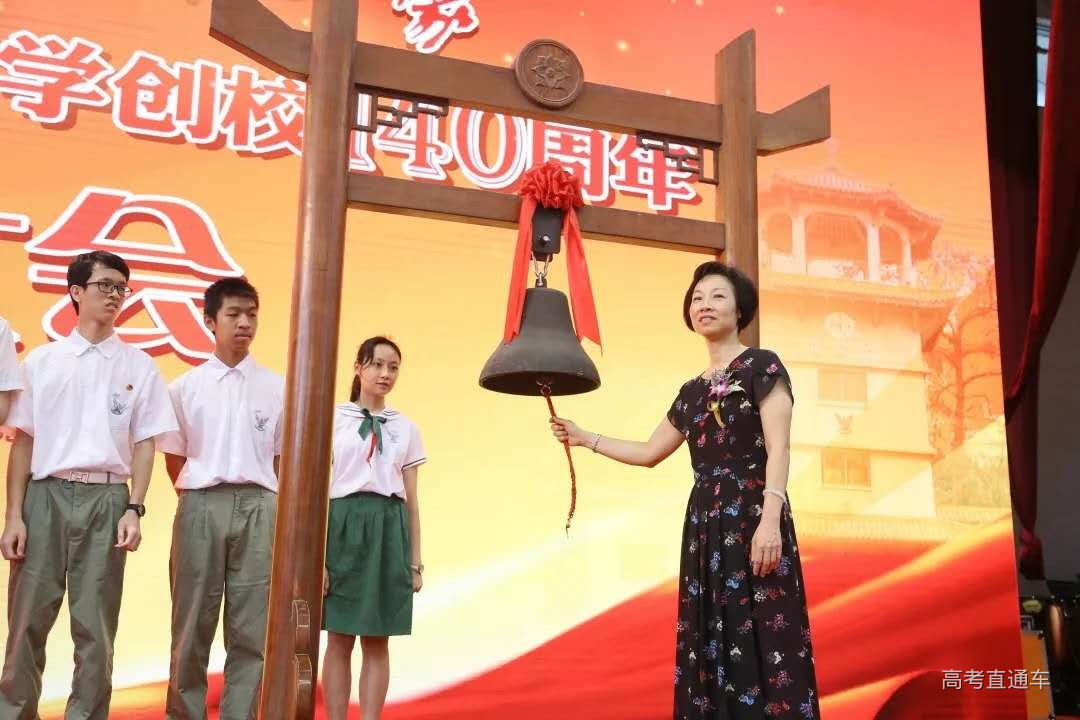 培英中学的校服是绿白搭配,和培英的校徽是一样的颜色,无论是礼服还是