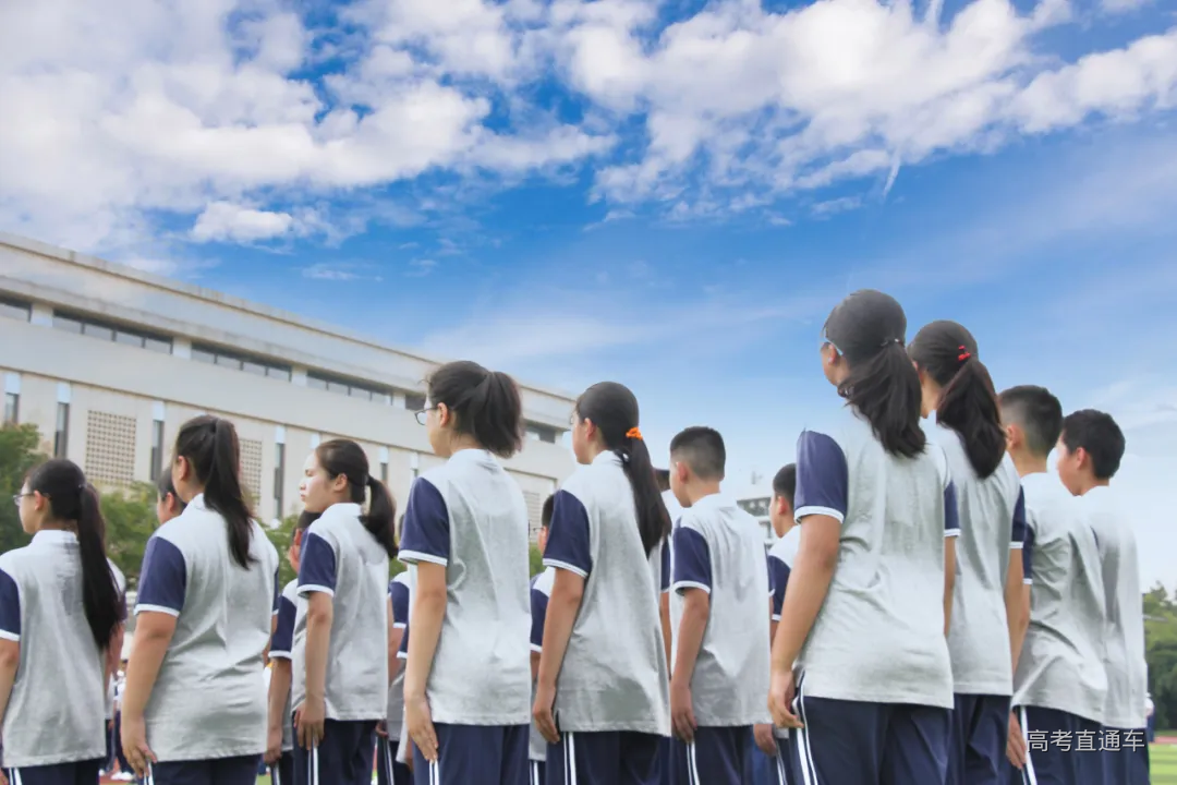 西咸新区黄冈泾河学校校服设计从学校建筑汲取灵感,以酒红色,藏青色为