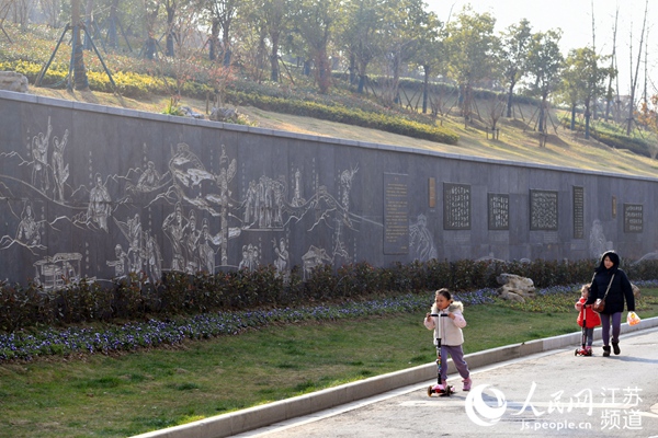 南京雨花台区200余米山体护坡建成特色文化墙