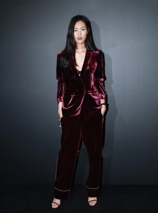 田海蓉哪像奔五的人?保守西服套装藏不住女人味,一颦一笑皆风情