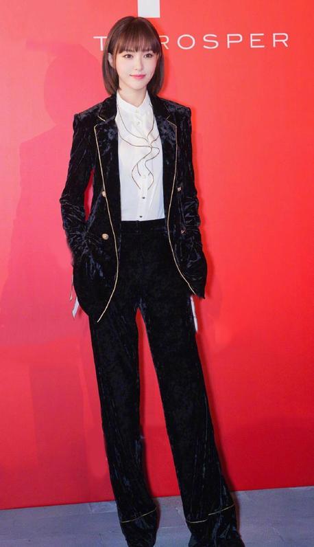 田海蓉哪像奔五的人?保守西服套装藏不住女人味,一颦一笑皆风情