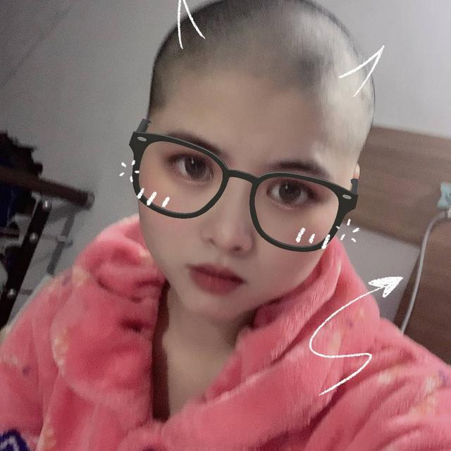 90后女护士把头发剃光后和化疗病人比"美",缓解患者焦虑