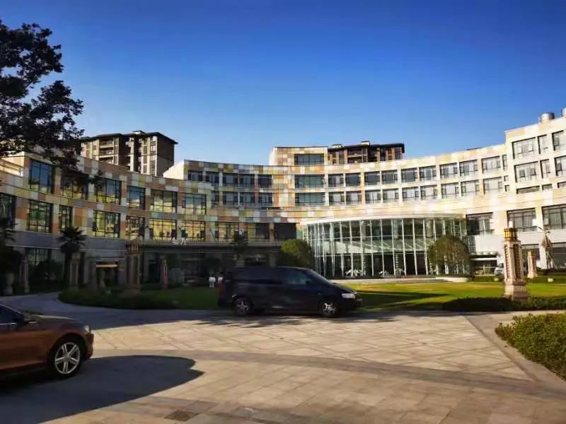 佳源优优华府小区门口的弧形建筑。李未来 摄