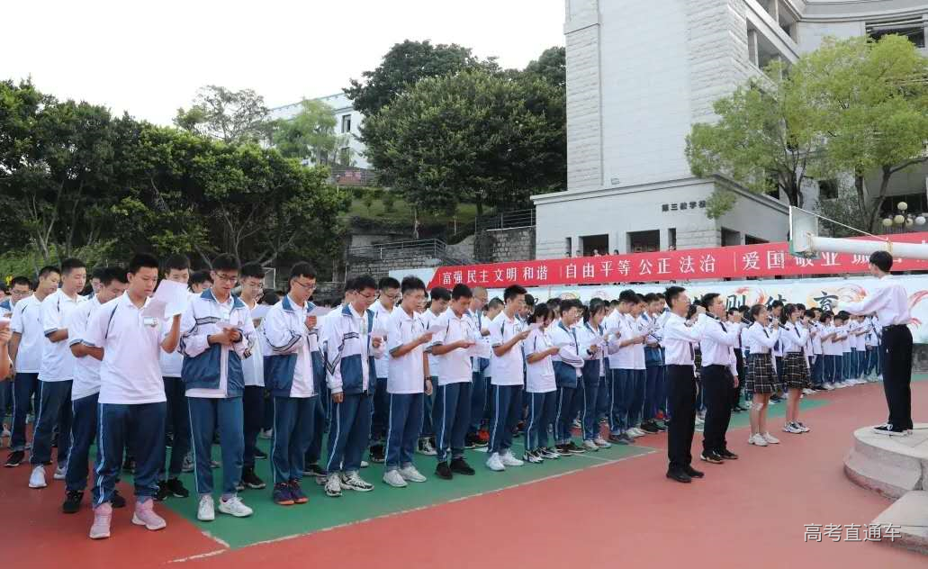 汕头金山中学仲元中学的校服十分好看,绿白搭配,同时男女款式相互映衬