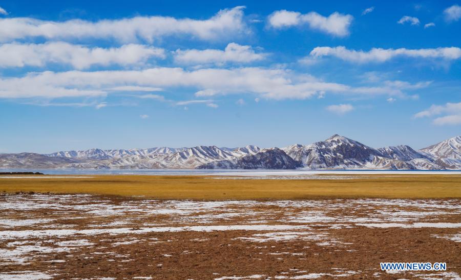 Photo taken on Dec. 15, 2020 shows scenery of Donggi Cona Lake in Tibetan Autonomous Prefecture of Golog, northwest China's Qinghai Province. (Photo by Song Zhongyong/Xinhua)