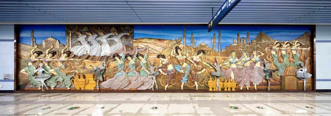 太白南路站——《丝路沙韵》以沙漠驼队为主要元素,以麦加大清真寺