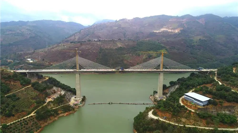 8米桥高72米,索塔高44米全桥斜拉索共48对元蔓高速起于玉溪市元江县与