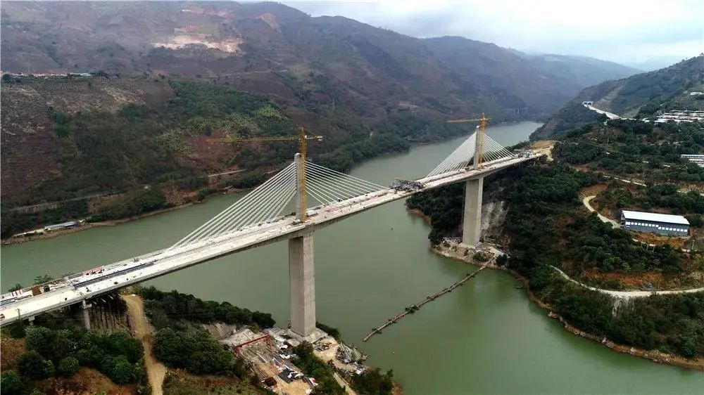 红河州个旧市蔓耗镇与开河高速公路相交处横贯红河州中部区域途经红河