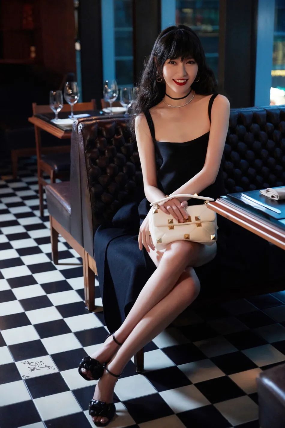 唐嫣港风卷发小黑裙性感魅惑!雪肤娇嫩大美腿撩人