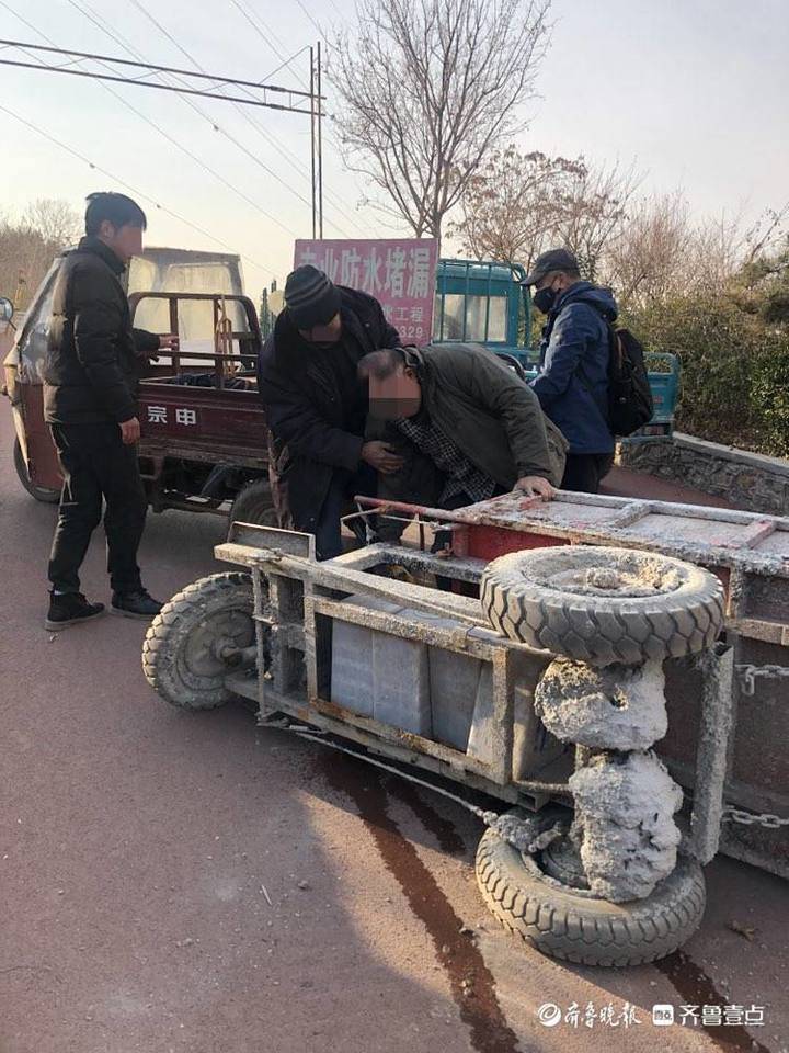 今天在濟南市丁字山風景區的環山路上,兩輛三輪車後面一輛發生側翻