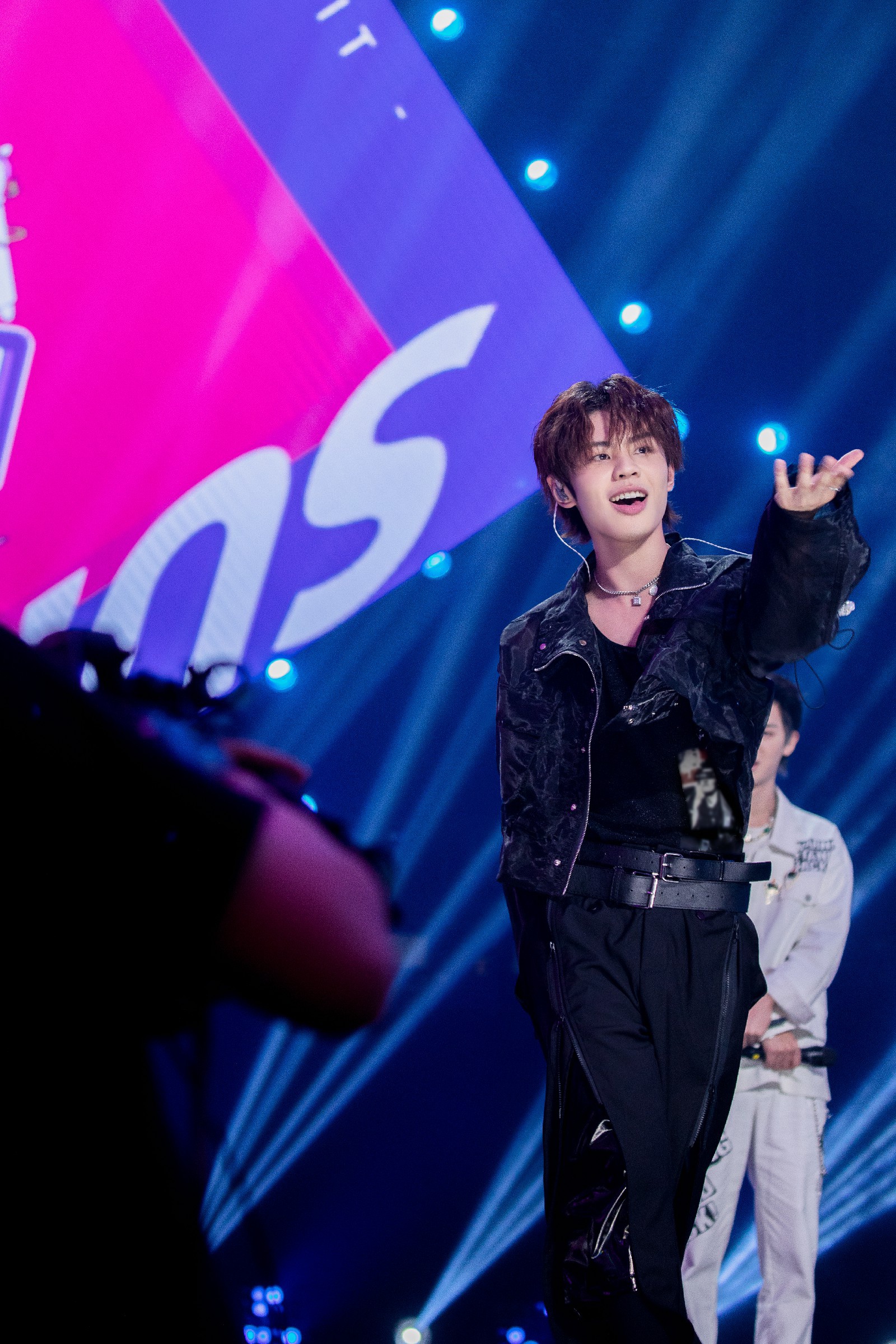 宇宙打歌中心 王晨艺新歌首秀燃爆全场