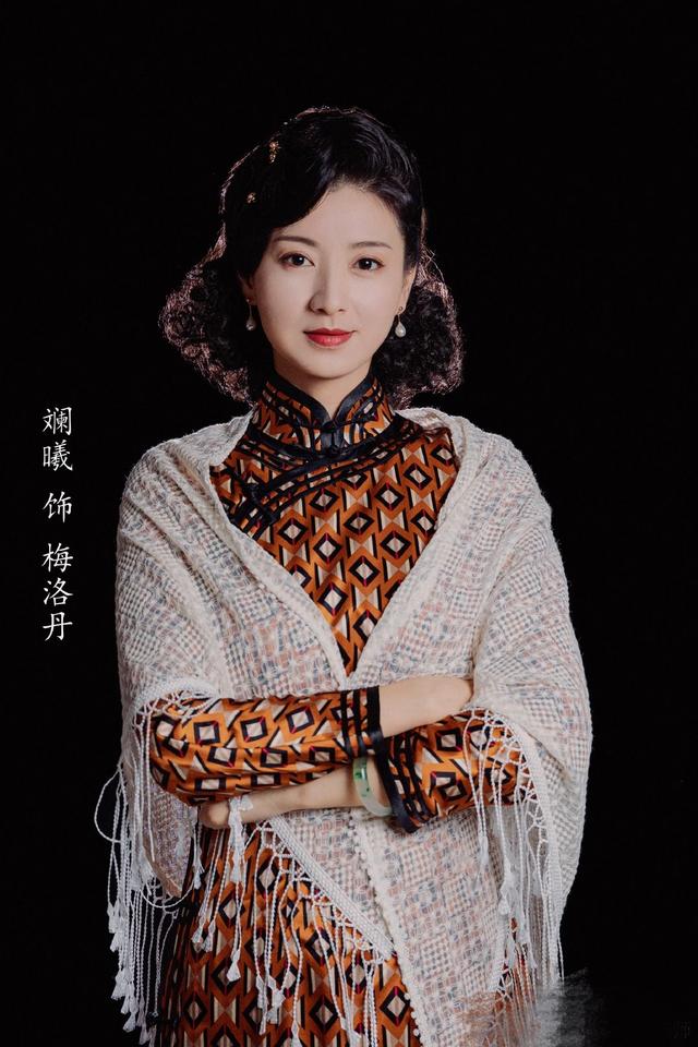 37岁沈眉庄放飞自我穿粉秋裤表演旗袍变装扭腰摆胯尬舞太可爱