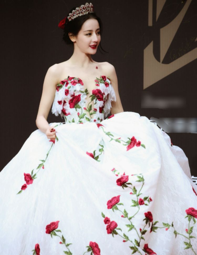 迪丽热巴吊带长裙太美艳当看到她的婚纱造型庄园公主没错了