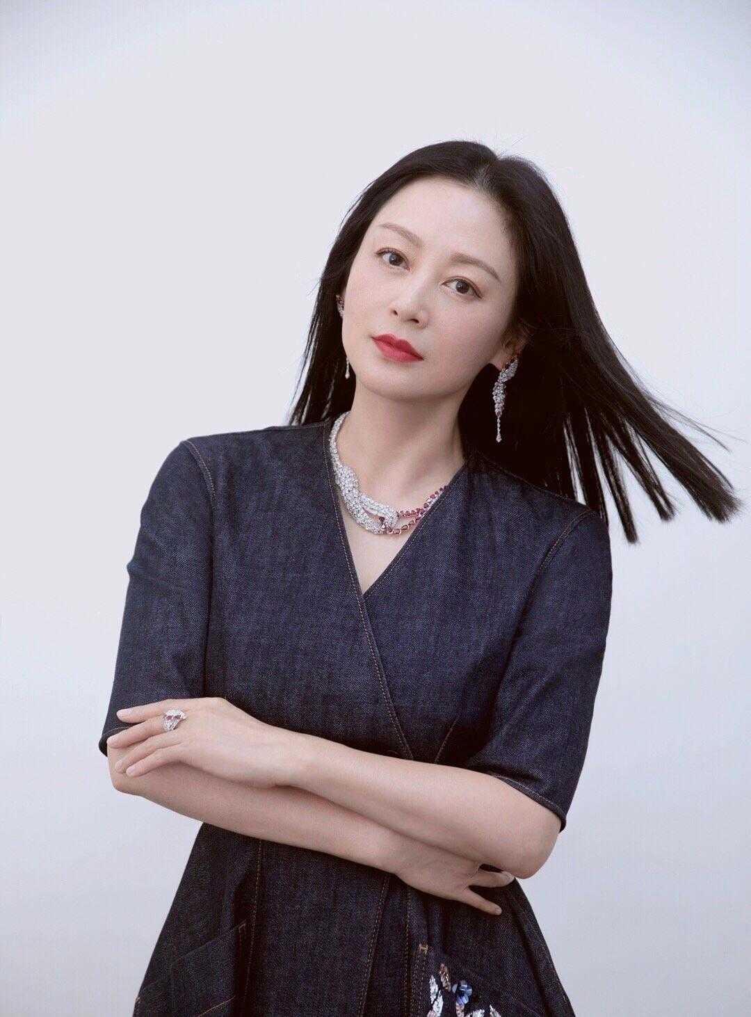 陈红气质真高级穿一件黑色上衣搭配皮裙出席活动减龄又洋气