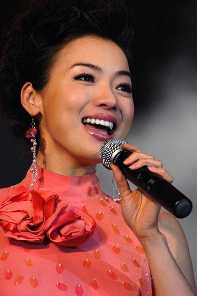 最美女歌唱家陈思思,由甜妹子,历炼为女汉子的人生