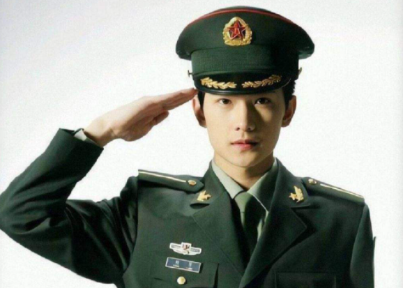 29岁杨洋近照疑发腮,颧骨突出老态明显,造型暴露缺陷似五五身