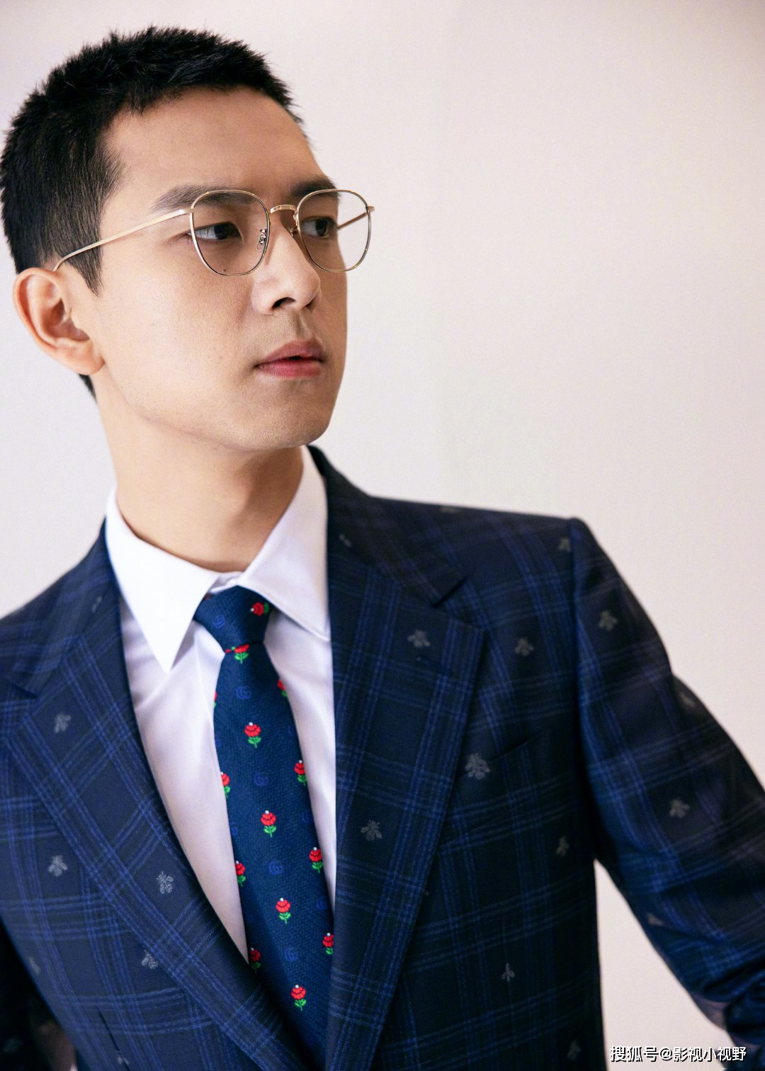 李现身穿格纹西装,戴眼镜再配上小平头,还是那么帅.