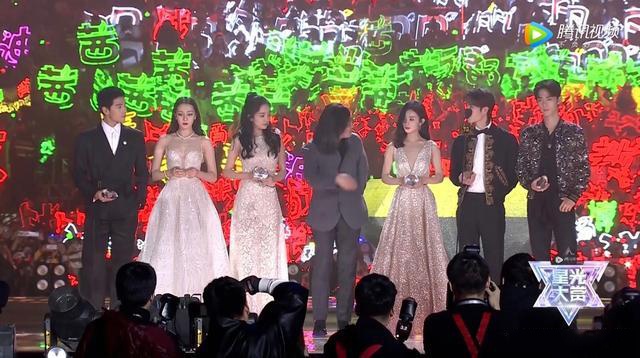 星光大赏八大顶流合照杨紫造型端庄喜庆和肖战的cp感无人能敌