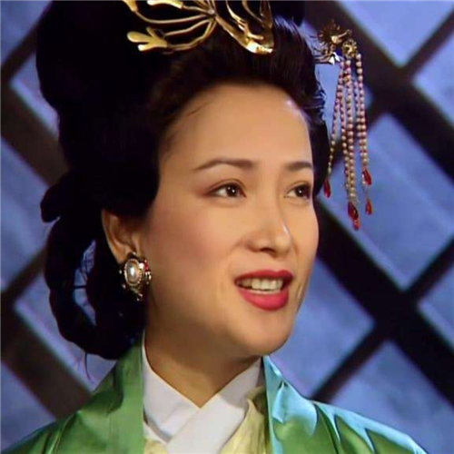 与生俱来的表演天赋,美艳动人的外貌,这样的何晴在人群中总是能够被一