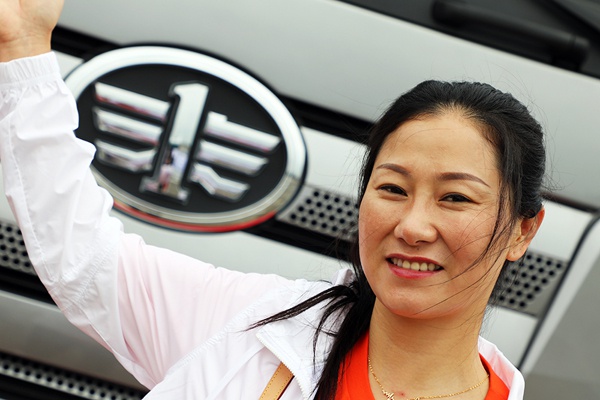 另外,姚姚开解放卡车的视频记录也经常