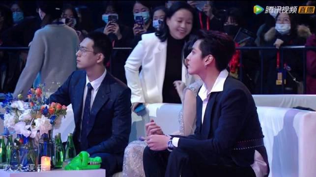龙丹妮路过杨幂还给了个飞吻 果然大家都爱美女