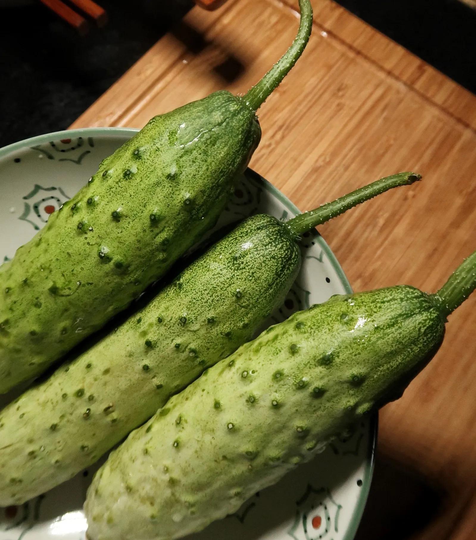 三条小黄瓜儿切走瓜蒂瓜尖不打青皮乱刀出薄片拿盐巴抓拌