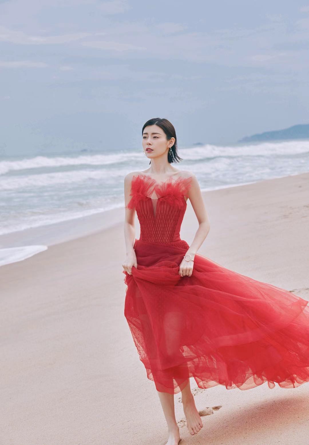 海边礼服风开始解析啦别说卢杉穿红色系礼服还挺抢镜