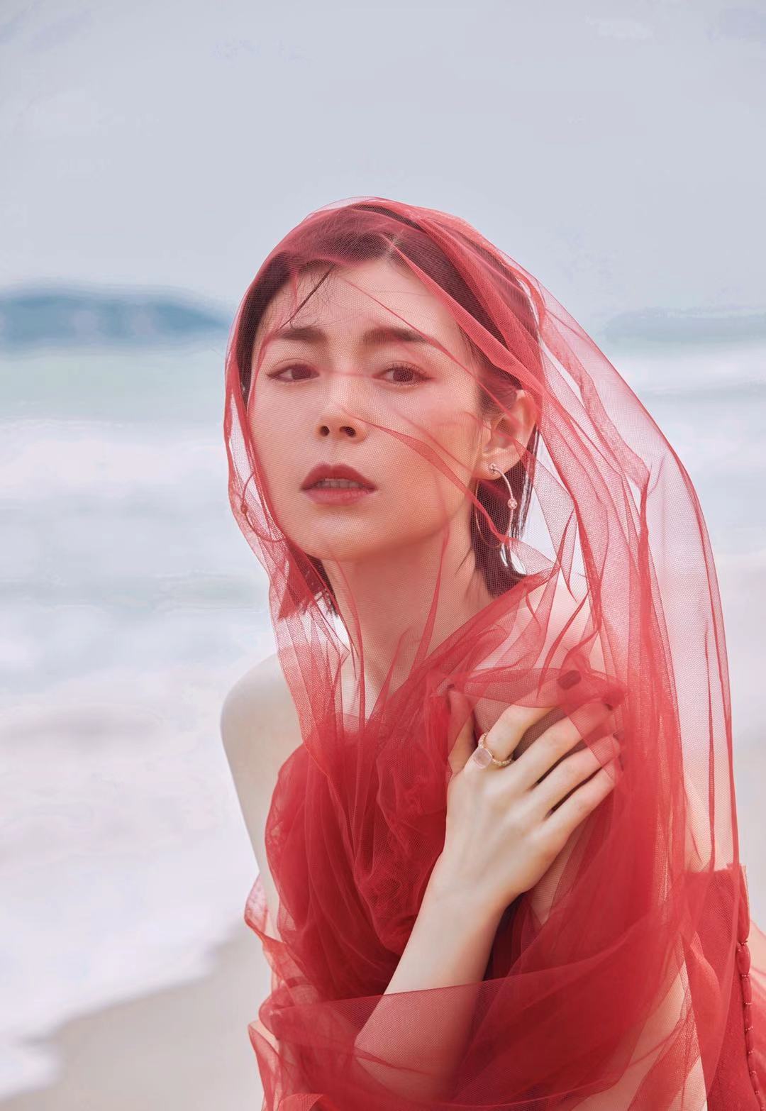 海边礼服风开始解析啦别说卢杉穿红色系礼服还挺抢镜