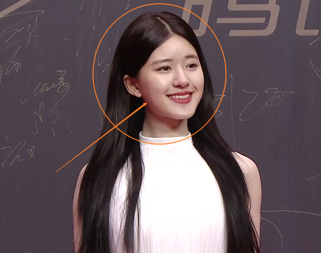 赵露思一身素裙走红毯无精修脸部状态实力抢镜这颜值认真的吗